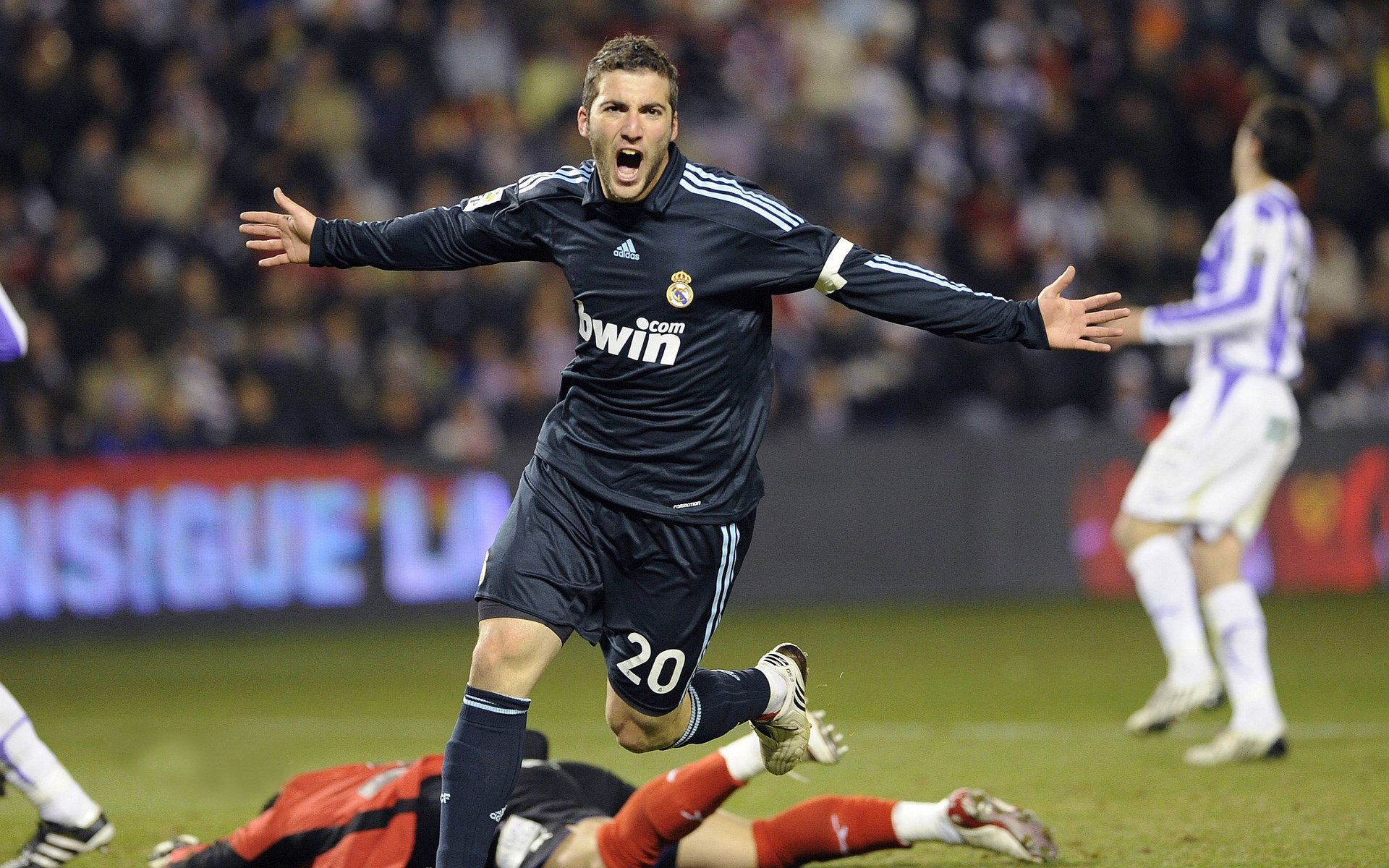 开云APP-新王与旧神的交响曲,德约科维奇的双线纪录如何重构网球世界格局